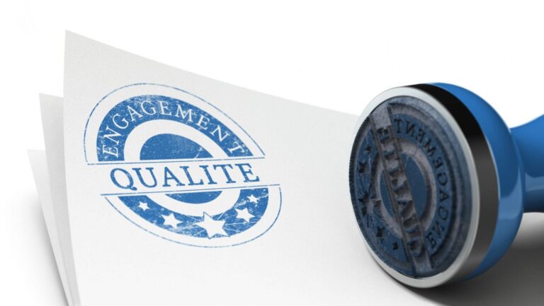 Tampon bleu « Engagement qualité » apposé sur un document, symbole de garantie professionnelle