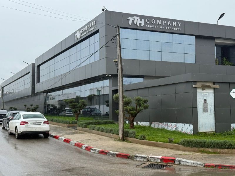 Façade du siège de TTH Company, 27 Av. Moulay Abdelaziz à Tanger, avec l’enseigne TTH Company Leader of Security